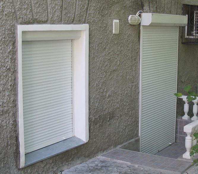 Пример монтажа жалюзи - роллет (рольставен) в проем (в окне) и на проем (на дверях)