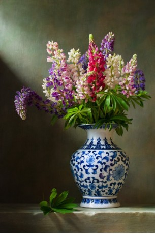 Постер «Натюрморт с люпинами в китайской вазе», 30 см х 45 см